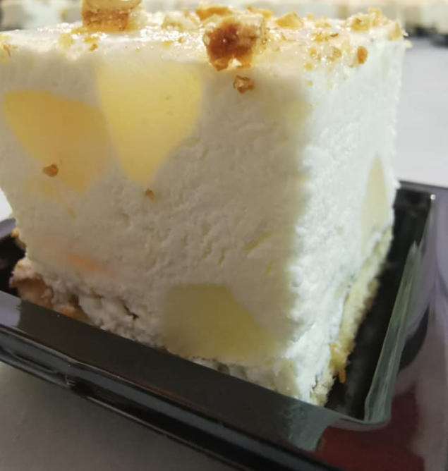 Pan di Spagna, ricotta e pere